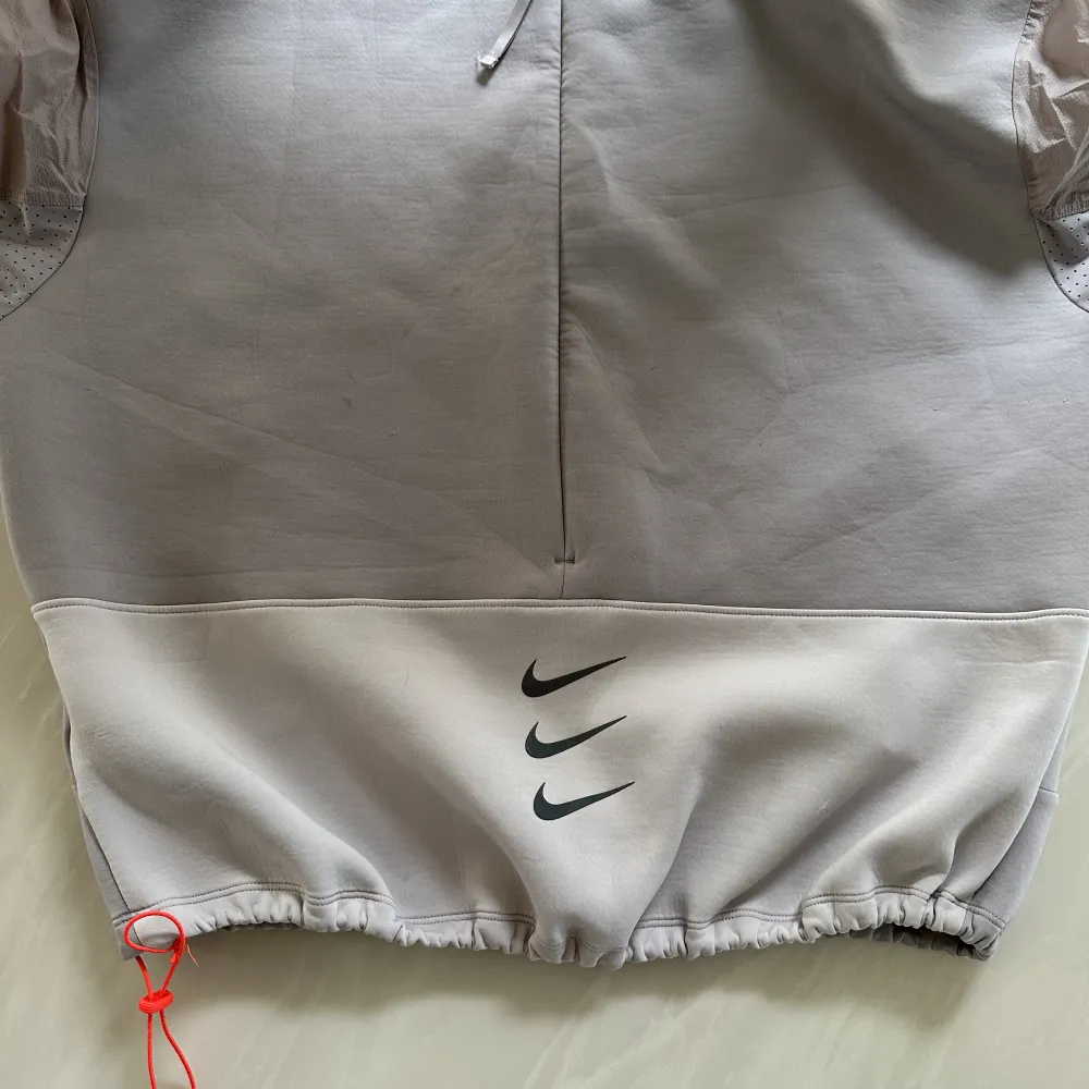 Running tröja från market Nike shopte för 800kr men använder sällan . Hoodies.