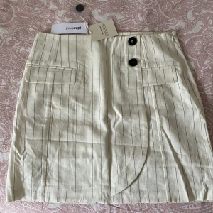 Kjol Gina Tricot - Säljer denna helt nya kjol från Gina Tricot. Skriv för fler bilder! 🌸