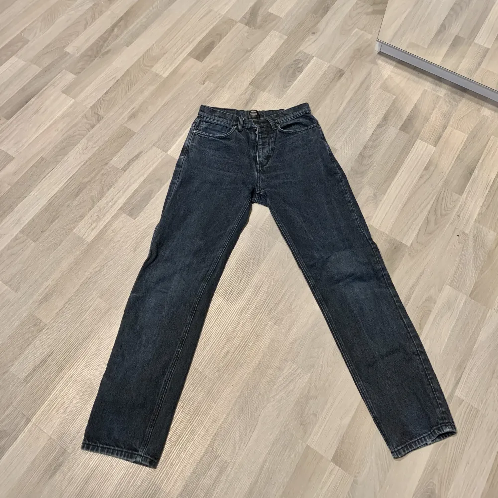 Neuw jeans storlek 30/32, 9/10 skick, sälj pågrund av att de är för små för mig, och har endast legat i garderoben och tagit plats, kom privat för fler info/frågor. Pris kan diskuteras! Ny pris ca 1100kr. Jeans & Byxor.