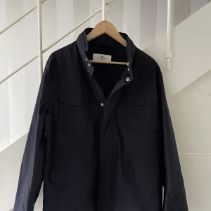 John Henric jacka - Säljer min John Henric jacka i skick 10/10, använd ca 4 gånger. Kontakta mig vid eventuella frågor