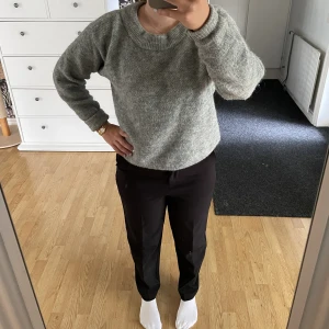 Svarta kostymbyxor  - Fina och supersköna, svarta kostymbyxor som tyvärr inte kommer till användning. Använda en gång bara!! Dom är i ett super strechtigt och skönt material. Jag är 166 cm och dom går ner till ankeln på mig💞💞