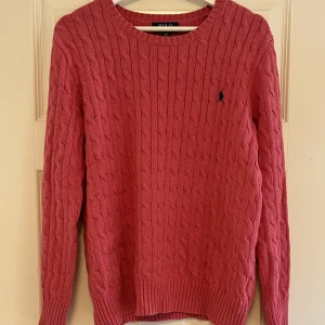 Ralph Lauren sweatshirt - Säljer nu min stickade tröja från Ralph Lauren som då inte kommer till någon användning. Bra skick, 9/10. Nypris 2395kr. Pris kan diskuteras vid snabb affär🤍