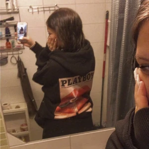 Playboy hoodie  - Säljer för jag köpt en grå istället . Passar allt från XS-XL då dom är väldigt stora i storlekarna . Inget fel eller trasigt på hoodie den är som ny💕