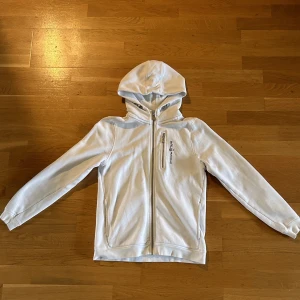Sail Racing - Skit snygg clean Sail Racing hoodie som passar till vad som helst. Hoodien är i skick 10/10 och nypris ligger på 899kr.