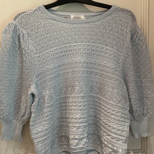 Stickad - Helt oanvänd från Only i storlek XL 