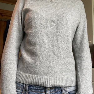 Vero Moda stickad tröja  - Säljer min gråa stickade tröja från vero Moda i storlek s. Använd några få gånger men den är lite nopprig, säljer för 60 kr + 45 kr frakt💕