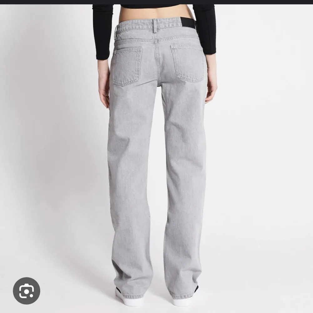 Gråa lågmidjade jeans ,dessa jeans är i stolek M fast passar de som har storlek S också . Jag personligen gillar mer pösiga byxor så köpte dessa i M !   Inga tecken på skador ;). Jeans & Byxor.