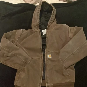 Carhartt jacka  - Carhartt Active jacka Jackan är använd men har inge defekter.