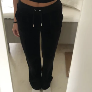 Juicy couture byxor svart - Säljer mina svarta juicy couture byxor i storlek xxs. Köparen står för frakten. 💕💕 skriv privat för fler bilder!! Byxorna är uppsydda (ca 5 cm?, osäker) jag är 160 och dom är fof långa!