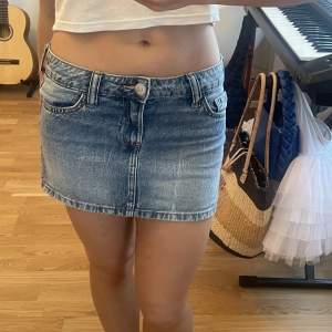Mini jeans kjol köpt på hm, passar xs-s