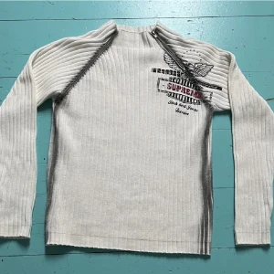 Ribbstickad tröja - Skit cool overaized ribbstickad tröja med en dragkedja i kragen. Jättenajs nu till hösten när de blir kyligare ute. Jag köpte den av en kille på plick men skulle tyvärr passat bättre med en mindre storlek. 