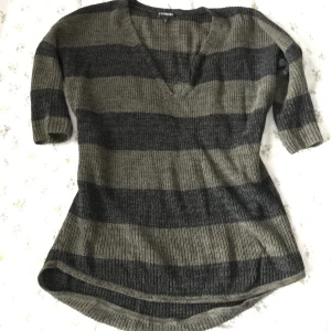 stickad tröja - Randig stickad tröja av ganska tunnt material. Den har typ trekvartsärmar. Storlek står xs men den är ganska oversized. Köpt second hand ✋ så inte i nytt skick. Skriv för bilder på ))