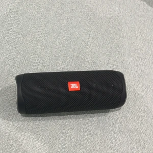 JBL högtalare  - Jag säljer en JBL Filip5 Högtalaren är inte sönder någonstans och har bra batteritid och ljud.” Priset kan diskuteras”  