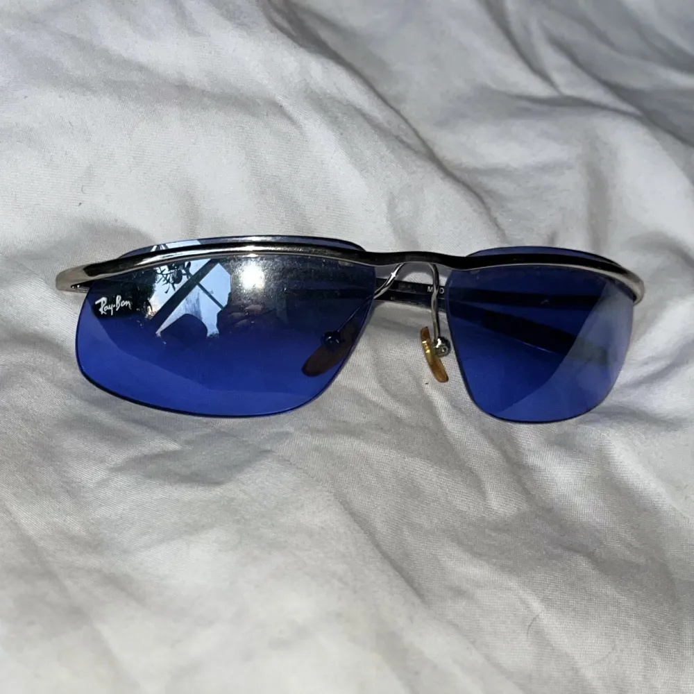 Ett par solglasögon som jag köpte på loppis för ett bra tag sen som nu längre aldrig används . Accessoarer.