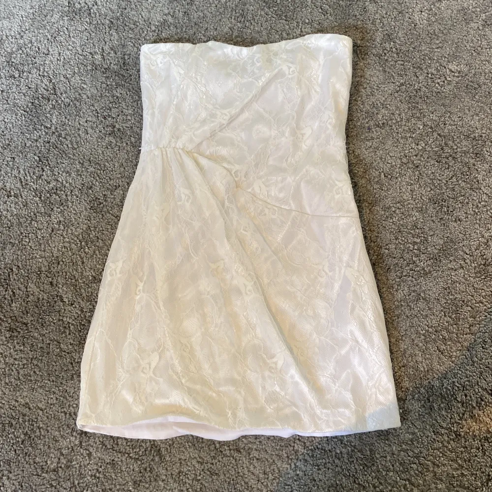 Hej! Säljer min vita klänning utan band, helt oanvänd prislapp kvar!!!. Klänningar.