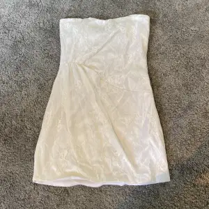 Hej! Säljer min vita klänning utan band, helt oanvänd prislapp kvar!!!