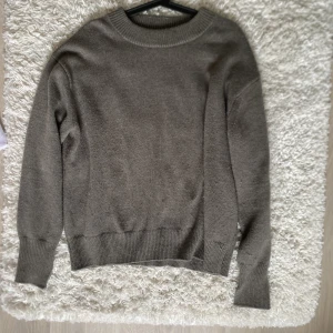 Stickad tröja med slits - Stickad tröja från H&M i stl XL men passar m-l