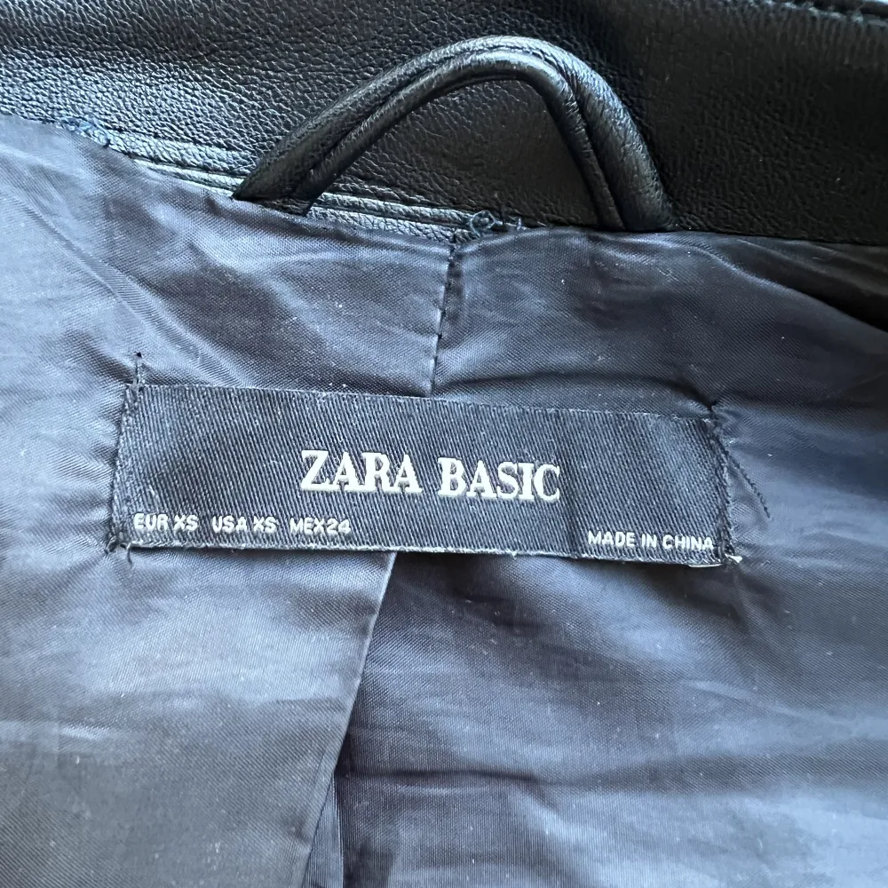 Säljer denna fina skinnjacka från Zara för 150 kr i storlek XS. Skriv om ni är intresserade 🤍Köparen står för frakten.. Jackor.
