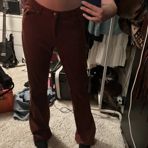 Bruna jeans - Assnygga bootcut rödbruna jeans som tyvärr inte kommer till användning. Köparen står för frakt💖jag har vannigtvis 36 i storlek men dessa passar mig perfekt