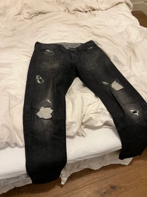 Armani jeans - Armani jeans köpta för 3000kr på Armani butiken i los angeles. Sitter lite straight på mig och jag är 184cm lång samt väger 90kg L/m beroende på. Litet hål mellan bena som går att sy också därav priset 