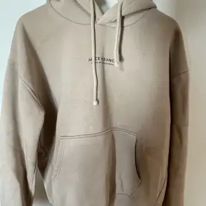 Alice & Bianca hoodie som inte kommer till användning, extremt skönt material!!