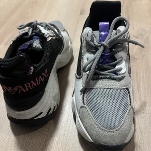 Armani chunky sneakers - Sneakers från emporio Armani.  Väldigt gott skick. Använda endast ett fåtal gånger. Köptes för 3499kr.
