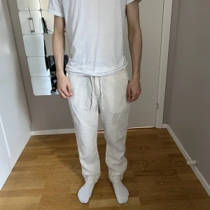 Crémevita linnebyxor H&M - Strl S, fint begagnat skick, inköpt från H&M för 399 kr