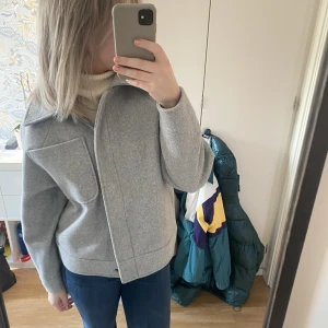 Grå vårjacka  - Säljer denna sprillans nya vårjackan! Säljer eftersom den inte kommer till användning, använd max 3 ggr☺️Liknande jackan från nakd! Hör av er vid fler frågor eller bilder! Lägger du ett bud och vinner så måste du köpa jackan! 