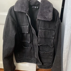 Jacka - Jättesnygg jacka som inte används längre, i väldigt bra skick!