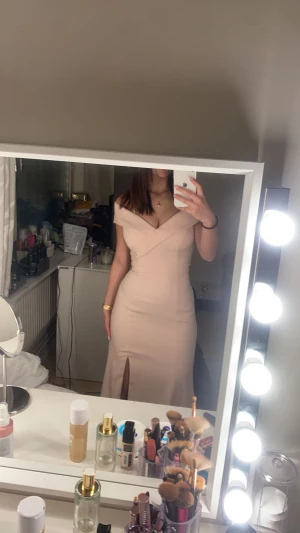 Balklänning  - Jag säljer min balklänning som jag tyvärr inte fick använda pga Corona tider. Min längd är 165cm. Butik: Cecilias mode (Sundbyberg)  Ordpris: 2700kr Storlek: S 