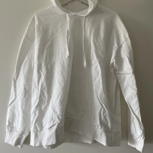 Hoodie  - Vit hoodie från lager 157. Använd men i bra skick.