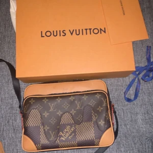 Louis Vuitton Messenger bag Virgil x Nigo - Otroligt snygg väska collab virgil x nigo   Kvitto låda allting medföljer!  