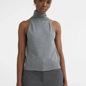 H&M top - Ärmlös top från H&M med polokrage! Köpte för ett tag sen men har aldrig använt den ❤️Går ej att få tag på längre!!