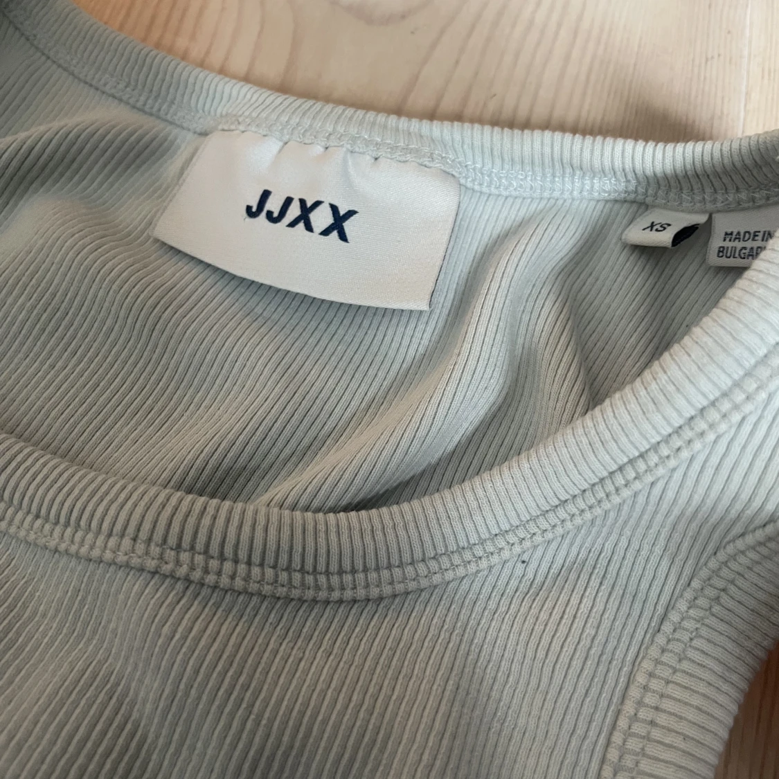 Ljusblått linne.  - 90