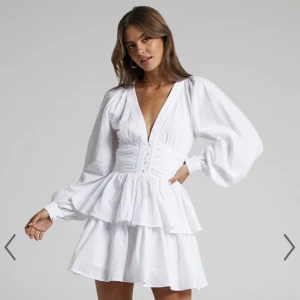 Helt ny student/sommarklänning! - Säljer denna klänning som jag tänkte ha på min student men när jag fick hem den var den tyvärr för liten 😔då det inte gick att fixa säljer jag den och hoppas att någon annan får användning av denna fina klänning. Nypris 1200kr 💖