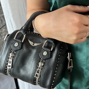 Zadig väska - Säljer nu min fina Zadig väska! Jag säljer den då jag har en annan som jag använder mer. Den är i nyskick då jag inte använt den! Den är köpt på Zadigs egna hemsida. Hör gärna av dig!❤️❤️❤️