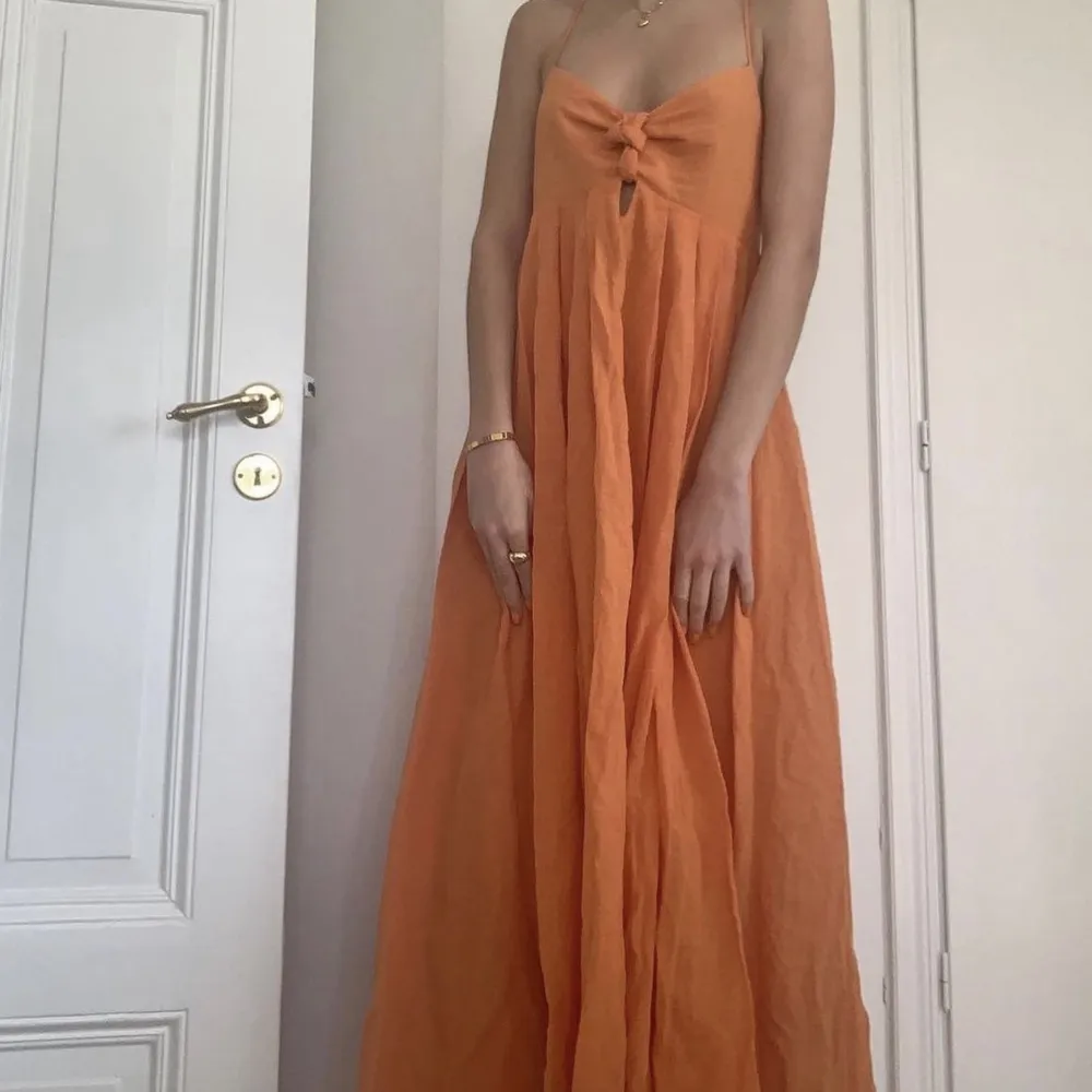 INTRESSEKOLL! Fin orange lång klänning perfekt till sommarn!🧡. Klänningar.