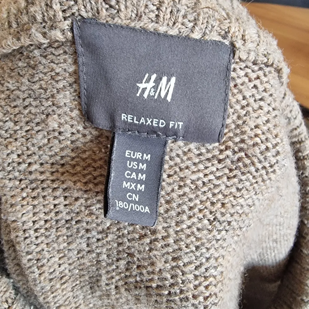 Stickad tröja från H&M. Skulle säga att den är M/L, stor i storleken.. Stickat.