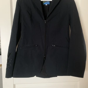 Ridkavaj - Tävlingskavaj till ridning, svart med fint broderi, storlek 40