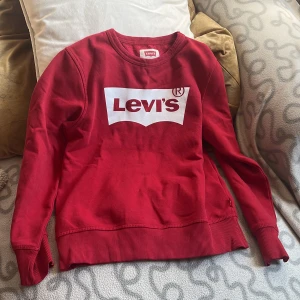 Röd Levis tröja - I nyskick