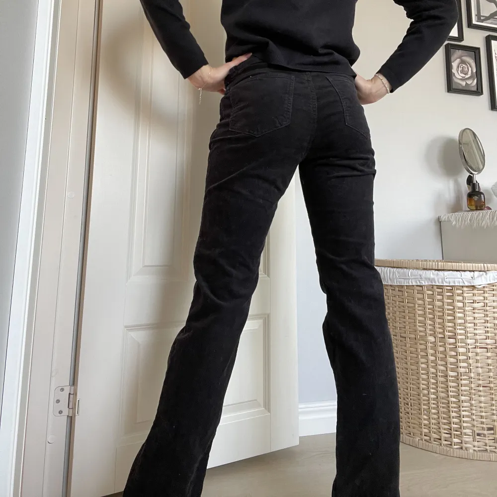 Säljer dessa svarta manchester byxor, low/mid waist. Lite stora på mig. Midjemått: 36cm Innerbenslängd: 80cm. Jeans & Byxor.
