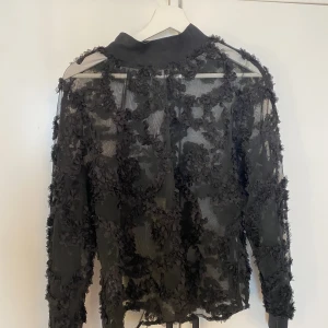 Blus från Vero Moda - En jätte söt blus från Vero Moda. Jätte fin med linne eller en topp under