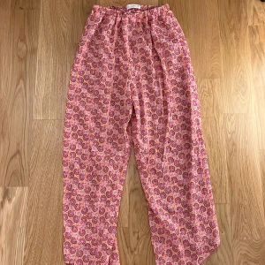 Byxor  - Byxor från zara som är för små för mig därav säljer jag dessa 