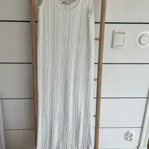 Kabelstickad klänning från Zara. Den är jätteskön med mjukt material. Den har ett litet hål, därav det billiga priset 🌸