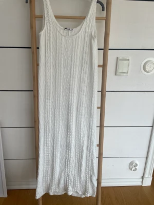 Kabelstickad klänning - Kabelstickad klänning från Zara. Den är jätteskön med mjukt material. Den har ett litet hål, därav det billiga priset 🌸