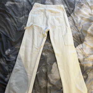 Cargo pants  - Säljer ett par straight leg Cargo byxor i färgen beige i storlek 38. Skriv vid intresse köparen står för frakten.