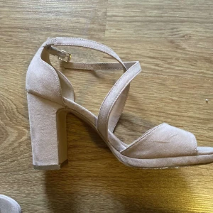 Enkla klackskor - Det finns ett par klackskor med 10 cm klack på, de har blivit använda en gång på balen annars är de ej använda och det finns inga skador på de. Inget fel på de, har bara ingen användning för de längre. Köpta på Zalando. 