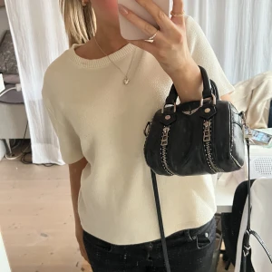 Zara tröja - Säljer denna jättefina zara tröja!!! Billigare pris vid snabb affär och/eller om du köper fler plagg från mitt flöde så får du billigare pris på plaggen❤️❤️