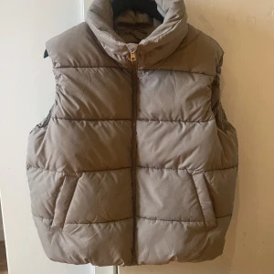 Väst lager157 - helt ny väst från lager 157, färgen är mörk beige/ljusbrun, storlek S men stor i storleken, aldrig använd, om du har frågor är det bara att skriva!🫶🏻 