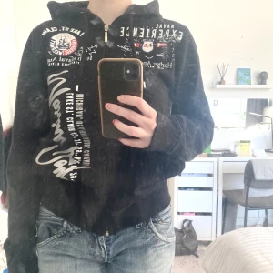 Huvtröja  - Huvtröja med olika motiv på. Väldigt bekväm att ha på sig. Bra till våren. Köpt på secondhand.